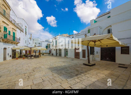 Cisternino (Italia) - il centro storico della piccola e graziosa città bianca della provincia di Brindisi, puglia, italia meridionale Foto Stock