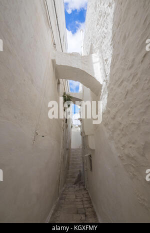 Cisternino (Italia) - il centro storico della piccola e graziosa città bianca della provincia di Brindisi, puglia, italia meridionale Foto Stock