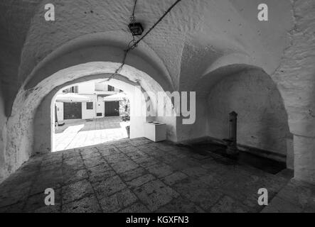 Cisternino (Italia) - il centro storico della piccola e graziosa città bianca della provincia di Brindisi, puglia, italia meridionale Foto Stock