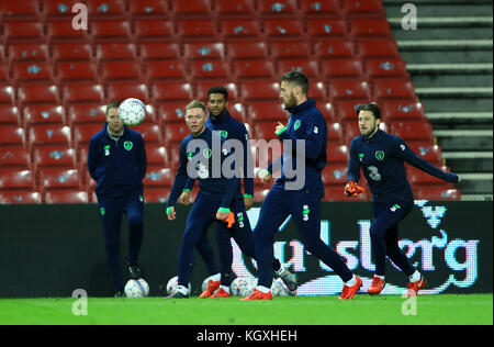 Aiden o'Brien (a sinistra) e Harry Arter (a destra) della Repubblica d'Irlanda durante la sessione di allenamento al Parken Stadium di Copenaghen. Foto Stock