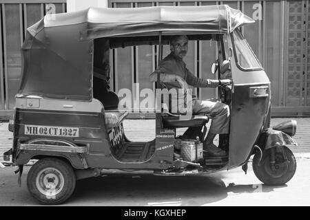 In rickshaw con il driver (monocromatico) Foto Stock