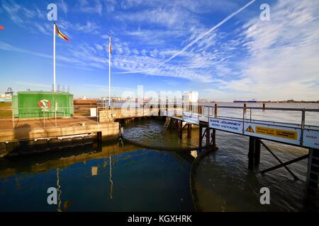 La serratura al porto turistico di Shotley Gate a Suffolk. Le barche che lasciano il porto turistico si dirigono verso il fiume Orwell, il fiume Stour, Harwich e il Mare del Nord. Foto Stock