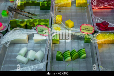 Il cibo in una nightmarket su Loy Krathong giorno, Bangkok Foto Stock