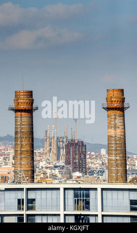 I tre camini, Barcellona, Spagna con la Sagrada Familia in distanza. Foto Stock