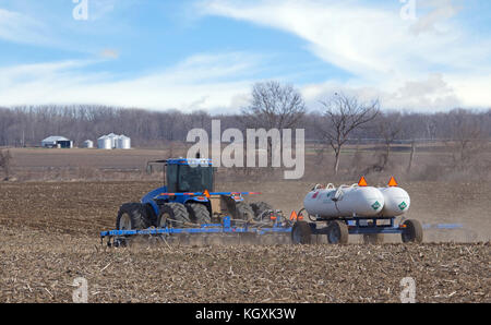 Trattore tirando l'ammoniaca anidra serbatoi terreni agricoli di concimazione Foto Stock