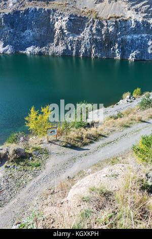 Lago artificiale in una cava di basalto da tacos in Transilvania ROMANIA Foto Stock