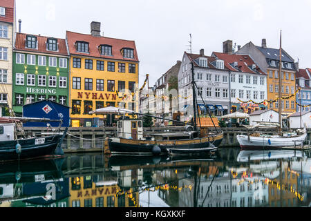 Decorazione di Natale al canale di Nyhavn una mattina di inizio inverno, dove le case stanno riflettendo in acqua, Copenaghen, 9 novembre 2017 Foto Stock