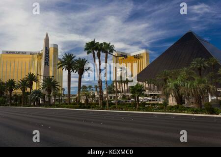 LAS VEGAS, Stati Uniti d'America - 5 agosto: visualizzazione Giorno del Las Vegas Strip, Mandalay Bay e l'Hotel con la piramide egizia e obelisco di Luxor il 5 Agosto 2013 Foto Stock