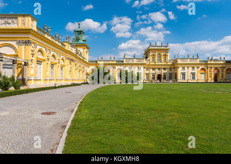 Wilanow, Varsavia - agosto 5, 2017: il percorso che conduce alla facciata principale della Royal Wilanow Palace a Varsavia in Polonia. Foto Stock