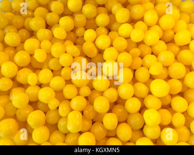 Close up su giallo lemon drop caramelle. Foto Stock