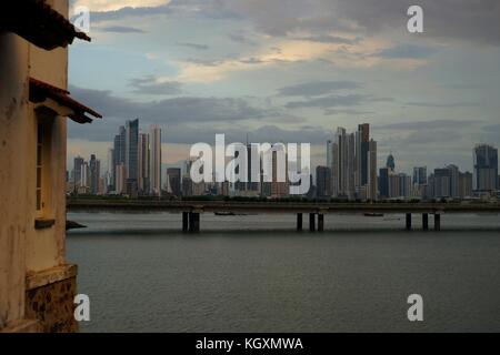 Una vista della città moderna che parte dalla città vecchia (Casco Viejo) attraverso la cinta costera in Twilight, Panama City, Panama Foto Stock