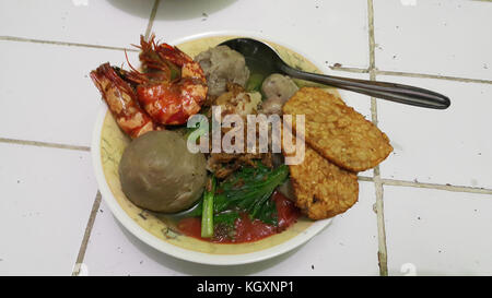 Bakso, cibo indonesiano con gamberi su di esso e Fried Tempe Foto Stock