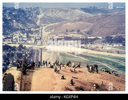 US-Messico frontiera internazionale tra Tijuana, Messico (sinistra) e San Diego, California (destra); gli immigrati illegali Violazione ondulato e recinzione in ferro negli anni ottanta. Vedere ulteriori informazioni qui di seguito. Foto Stock