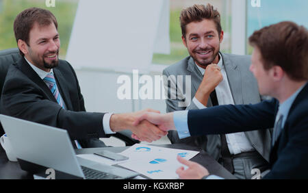 La gente di affari stringono le mani, finitura fino a una riunione Foto Stock