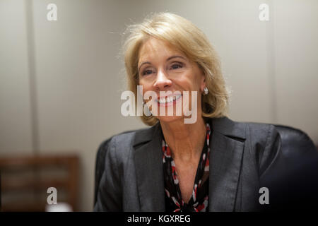 Il segretario all'istruzione degli Stati Uniti Betsy DeVos incontra il ministro dell'istruzione saudita Ahmed M. al-EISA il Dipartimento dell'istruzione degli Stati Uniti il 25 ottobre 2017 a Washington, DC. (Foto del Dipartimento dell'istruzione foto via Planetpix) Foto Stock