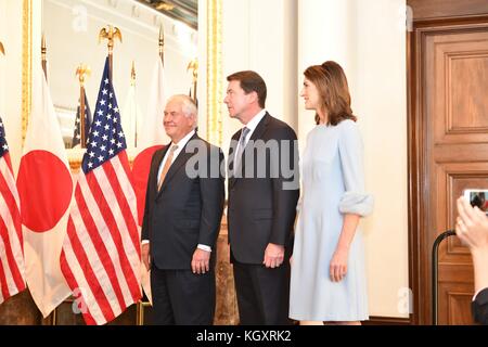 Segretario di Stato degli stati uniti, rex tillerson (sinistra) soddisfa con ex ambasciatore degli Stati Uniti in giappone Caroline Kennedy e ambasciatore degli Stati Uniti in giappone william bill hagerty Novembre 6, 2017 a Tokyo, Giappone. (Foto dal dipartimento di stato per foto via planetpix) Foto Stock