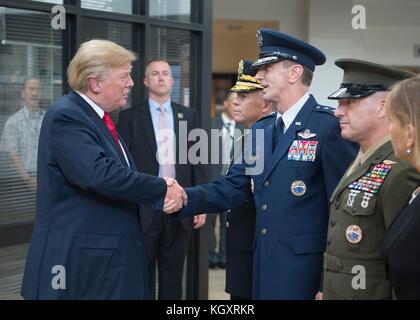 Il presidente degli Stati Uniti Donald Trump (a sinistra) saluta il capo di stato maggiore dello U.S. Pacific Command (USPACOM) Kevin Schneider durante una cerimonia d'onore presso il quartier generale di Camp H. M. Smith USPACOM il 3 novembre 2017 ad Aiea, Hawaii. (Foto di Robin W. Peak via Planetpix) Foto Stock