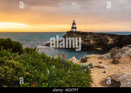 L'iconico obelisco situato in accappatoio, South Australia. La storica marcatore nautico è sul bordo di una scogliera di pietra calcarea che soffrono di erosione. Foto Stock