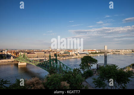 Budapest City skyline dalla collina Gellert con libertà ponte sul fiume Danubio, la città capitale di Ungheria Foto Stock