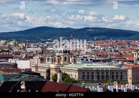 Skyline della città di Vienna in Austria, cityscape con il museo di storia naturale Foto Stock