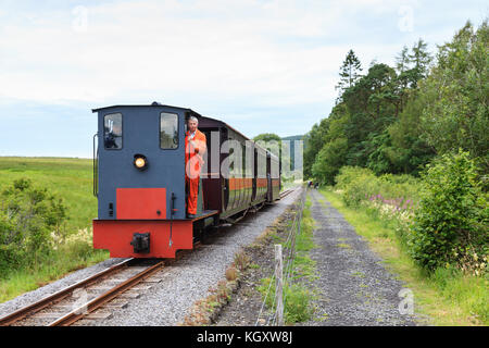 Una conservata locomotiva diesel costruito dal motore Hunslet Azienda nel 1952 capi di un treno passeggeri sulla South Tynedale railway in Inghilterra settentrionale. Foto Stock