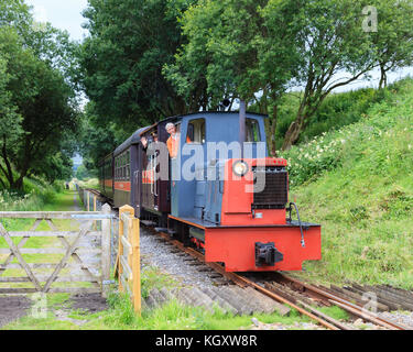 Una conservata locomotiva diesel costruito dal motore Hunslet Azienda nel 1952 capi di un treno passeggeri sulla South Tynedale railway in Inghilterra settentrionale. Foto Stock