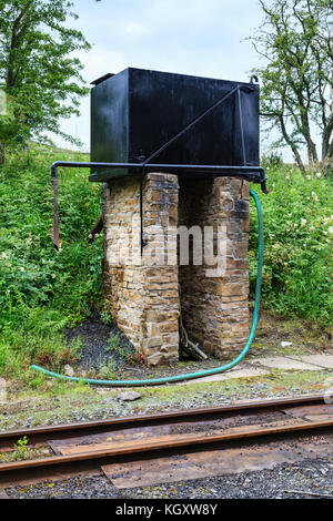 Serbatoio dell'acqua per il rifornimento di treni a vapore sulla ferrovia South Tynedale a scartamento ridotto nell'Inghilterra settentrionale. Foto Stock