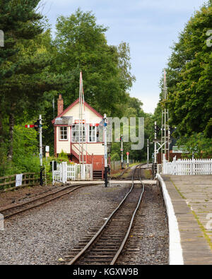 Un incrocio ferroviario e tradizionale segnale ferroviario casella in Alston sul South Tynedale railway in Inghilterra settentrionale. Foto Stock