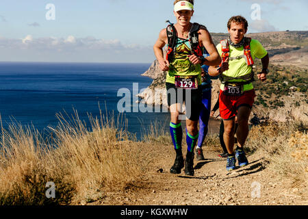 Gruppo guide di atleti di corsa lungo il mare durante la Crimea х eseguire Foto Stock