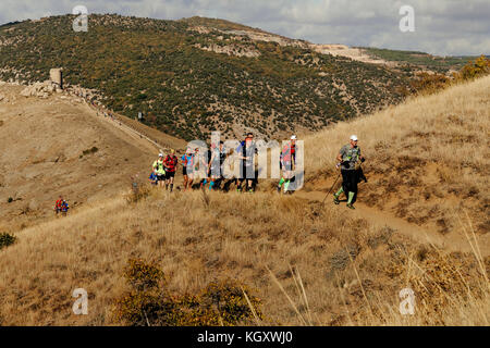 Gruppo guide di atleti in esecuzione sul sentiero di montagna durante la Crimea х eseguire Foto Stock