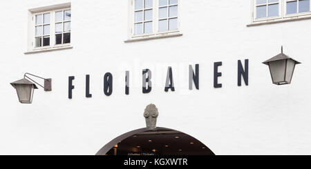 Floibanen è una funicolare di Bergen, Norvegia. L'ingresso alla stazione inferiore edificio è raffigurato. Foto Stock