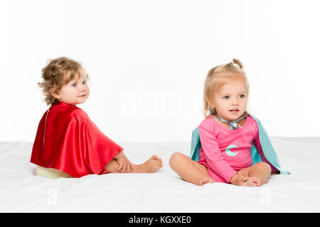 Il toddler ragazze in supereroe capes Foto Stock