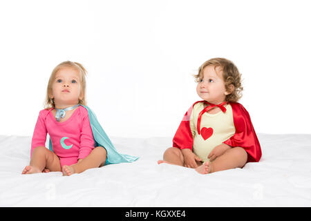 Il toddler ragazze in supereroe capes Foto Stock