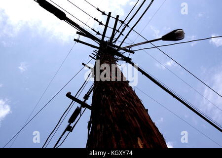 Un palo telefonico su un angolo in martinsburg West Virginia. Foto Stock