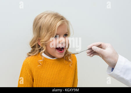 Pédiatre miscela dando una ragazza Foto Stock