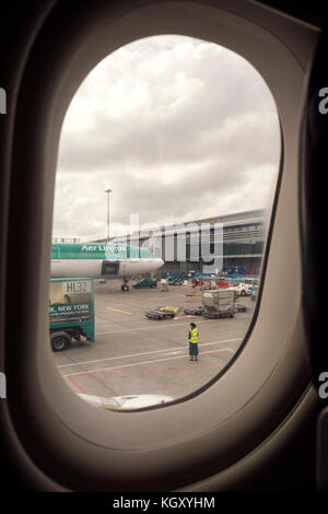 Vista attraverso il vetro piano mentre si è in attesa di discostarsi dall'aeroporto di Dublino, Irlanda Foto Stock