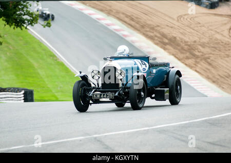 Un blu vintage bentley auto viene guidato su una pista. Foto Stock