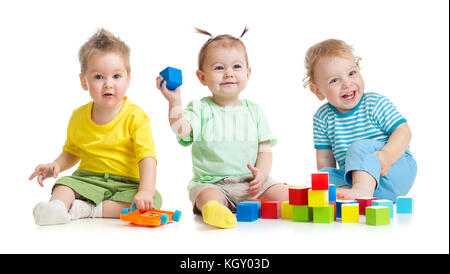 Divertente gruppo di bambini giocare giocattoli colorati isolato su bianco Foto Stock