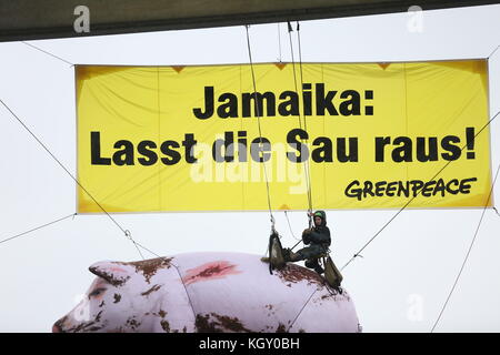 Berlino, Germania. 10 Nov 2017. Quattro attivisti si sono alleati per protestare contro la coalizione giamaicana da un ponte sul Bundestag sopra lo Sprea. Gli attivisti hanno trasportato un maiale oversize e un banner con l'iscrizione: 'Giamaica, lasciare il maiale fuori!'. Credit: Simone Kuhlmey/Pacific Press/Alamy Live News Foto Stock