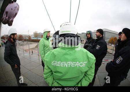 Berlino, Germania. 10 Nov 2017. Quattro attivisti si sono alleati per protestare contro la coalizione giamaicana da un ponte sul Bundestag sopra lo Sprea. Gli attivisti hanno trasportato un maiale oversize e un banner con l'iscrizione: 'Giamaica, lasciare il maiale fuori!'. Credit: Simone Kuhlmey/Pacific Press/Alamy Live News Foto Stock