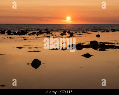 Tramonto lungo il litorale , Autostrada 430, San Paolo, Parco Nazionale Gros Morne, Terranova, Canada. Foto Stock