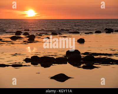 Tramonto lungo il litorale , Autostrada 430, San Paolo, Parco Nazionale Gros Morne, Terranova, Canada. Foto Stock