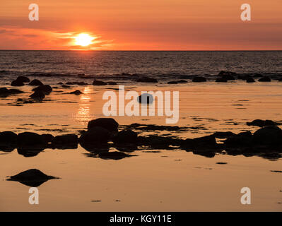 Tramonto lungo il litorale , Autostrada 430, San Paolo, Parco Nazionale Gros Morne, Terranova, Canada. Foto Stock