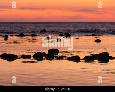 Tramonto lungo il litorale , Autostrada 430, San Paolo, Parco Nazionale Gros Morne, Terranova, Canada. Foto Stock