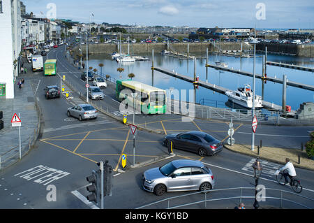 Dh st peter port guernsey filtro traffico bus Guernsey harbour waterfront road isole del canale Foto Stock