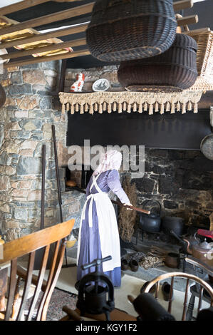 Dh costumi Folk Museum Parco Saumarez GUERNSEY Guernsey cucina museo mostra il display Foto Stock