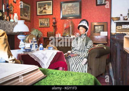 Dh costumi Folk Museum Parco Saumarez GUERNSEY Guernsey salottino soggiorno museo mostra il display Foto Stock