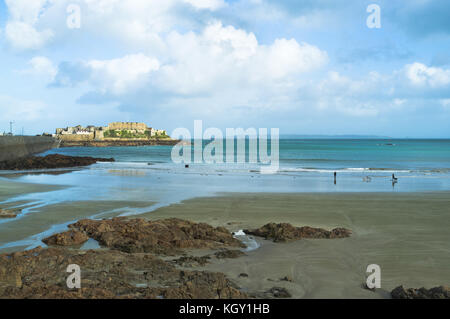 dh Cornet Castello ST PETER PORT GUERNSEY Cornet coppia cane a piedi sulla spiaggia costa mare Foto Stock