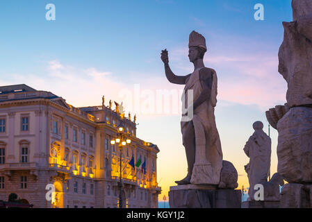Trieste Italia piazza, dettaglio di una statua collocata sulla Fontana dei quattro continenti al crepuscolo in Piazza Unita d'Italia Trieste, Italia. Foto Stock