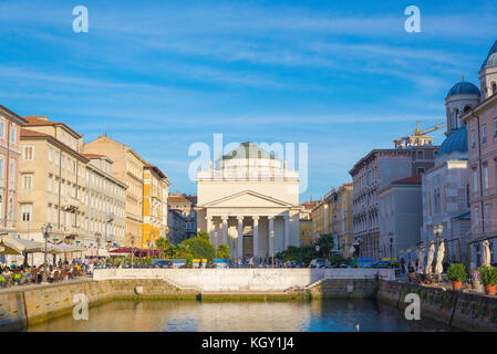 Trieste Italia città, la facciata della chiesa di San Antonio Thaumaturgo all'estremità est del Canal Grande nel centro di Trieste, Italia. Foto Stock